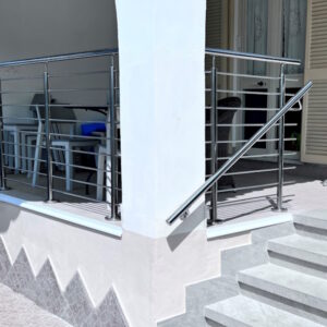 Patio con ringhiera in acciaio inox AISI 316 LUCIDO. Attacco a terra e fori passanti.
